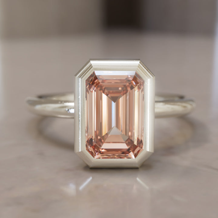 Bague de fiançailles unique moderne Lexie taille émeraude en diamant pêche serti clos