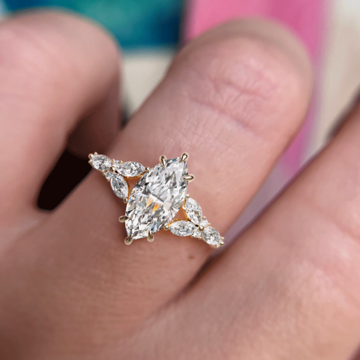 Bague de fiançailles fleur en diamant de laboratoire Magnolia Marquise inspirée par la nature