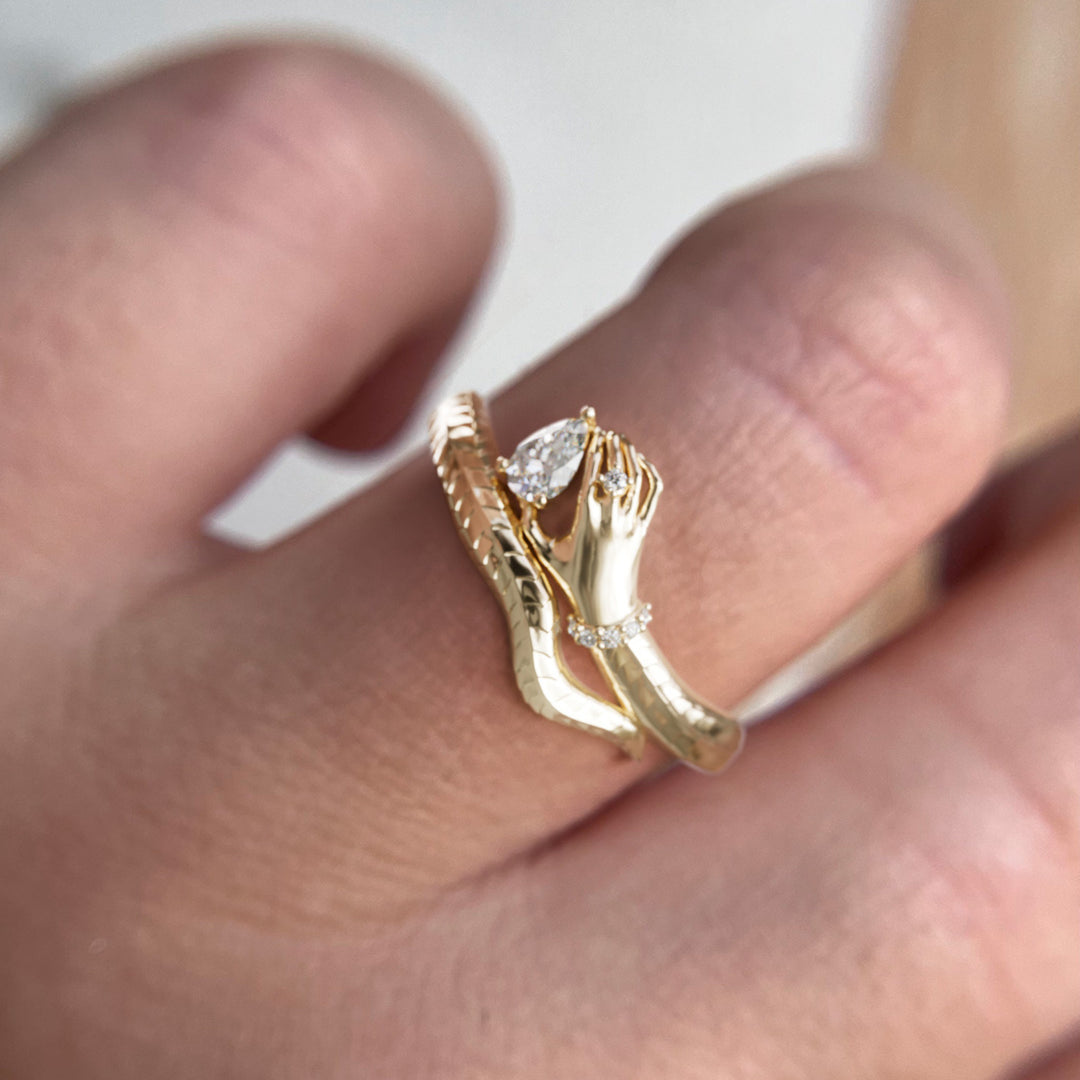 Anillo único surrealista trompe-l'œil de serpiente Mano de Medusa con diamante de laboratorio dorado