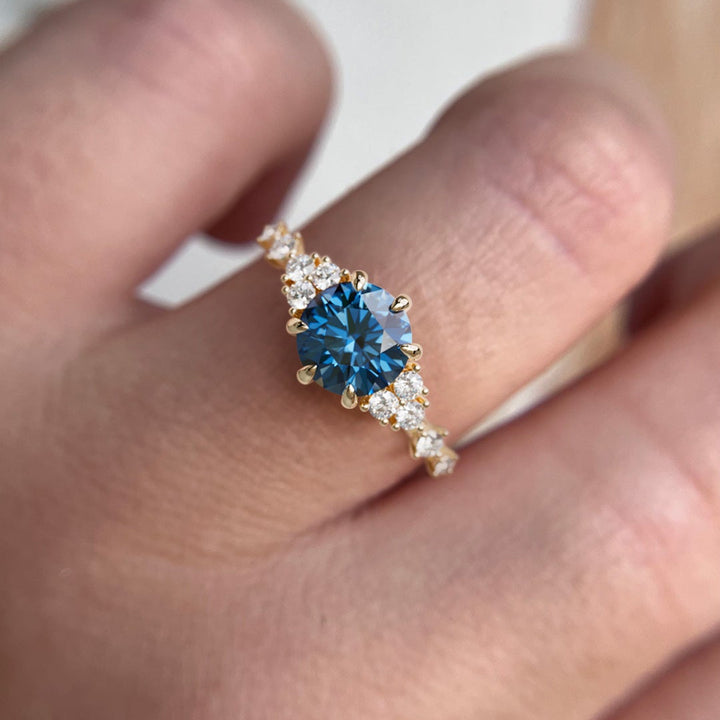 Odessa Rund Blå Safir Unik Forlovelsesring Naturinspireret