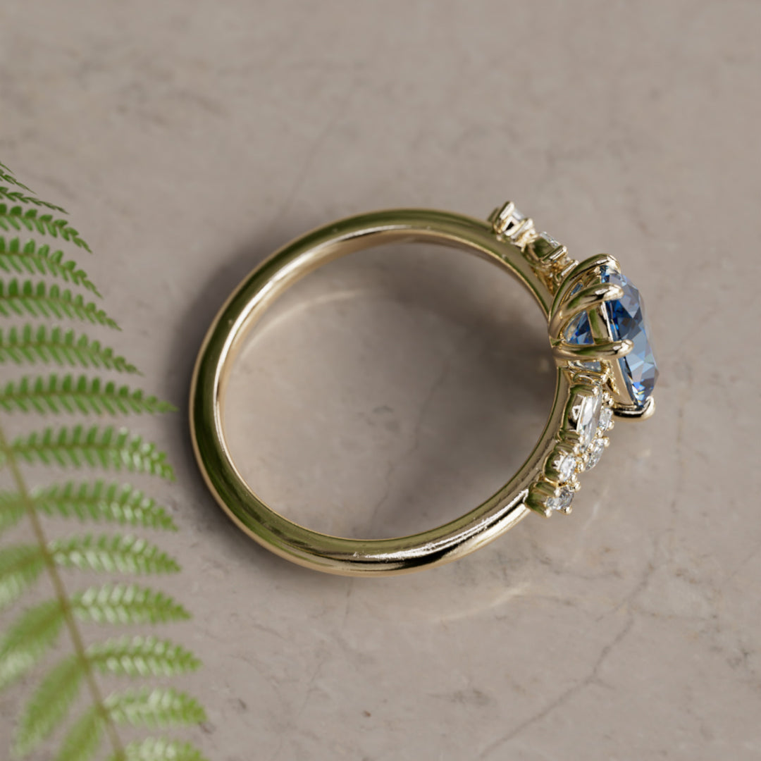 Унікальна овальна обручка з лабораторно вирощеним діамантом Phaedra, натхненна природою