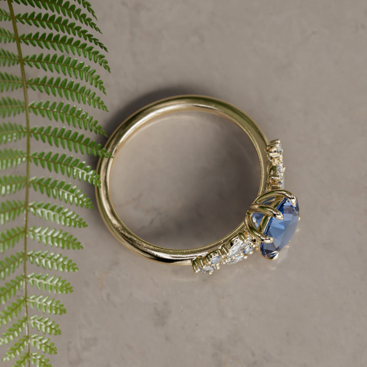 Кільце для заручин Phaedra Round Lab Diamond унікальне натхненне природою