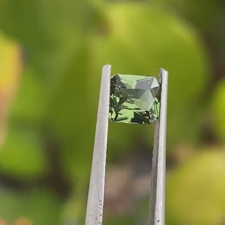 0,98 CT SAPPHIRE GREEN RADIANT CUT, 5,8 mm x 5,3 mm x 3,3 mm