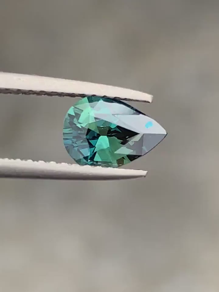 1,06 ct saphir sarcelle coupé au poire, 7,8 mm x 5,5 mm x 3,6 mm