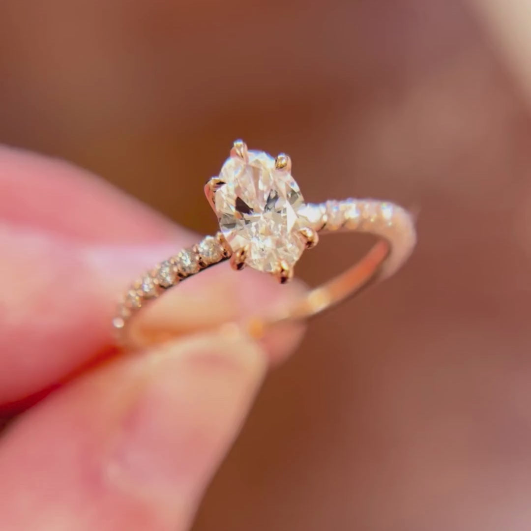 Cybele Ovaler Diamant Moderner Einzigartiger Verlobungsring (Nur Fassung)