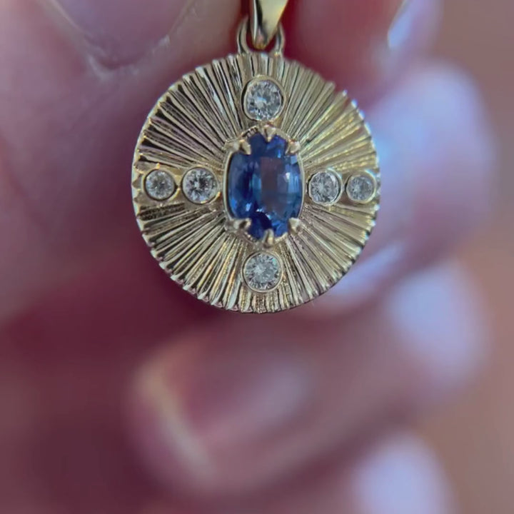 Penjoll de moneda estriada Damona amb safir blau i diamants de laboratori