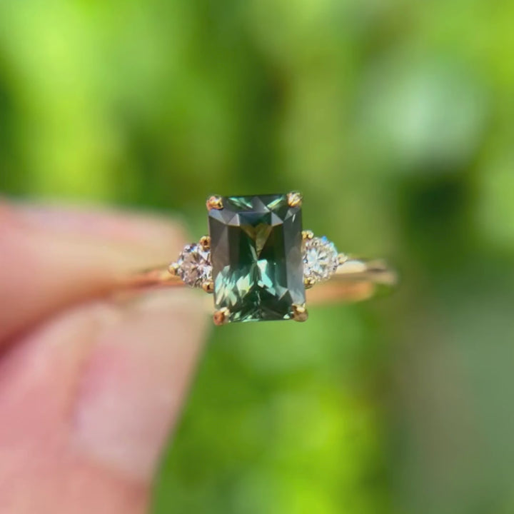 Anello di fidanzamento moderno unico con zaffiro verde taglio smeraldo Edie