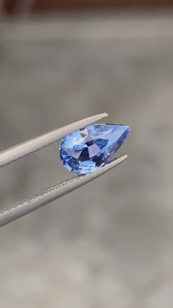 1,62 ct PEAR CUT BLAUWE SAPPHIRE, 9,15 mm x 5,5 mm x 4,1 mm