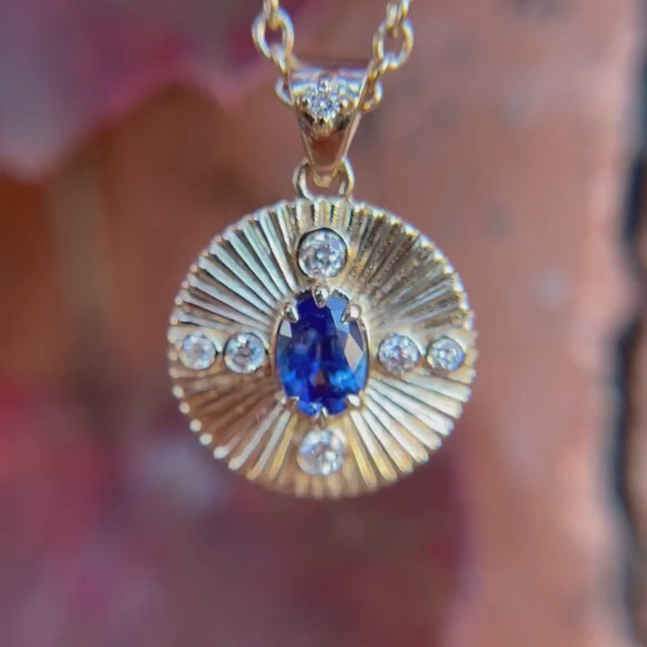 Penjoll de moneda estriada Damona amb safir blau i diamants de laboratori