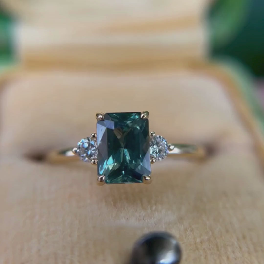 Anello di fidanzamento moderno unico con zaffiro verde taglio smeraldo Edie