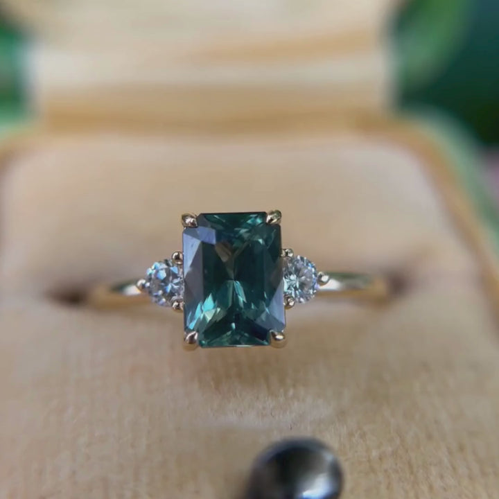 Anello di fidanzamento moderno unico con zaffiro verde taglio smeraldo Edie