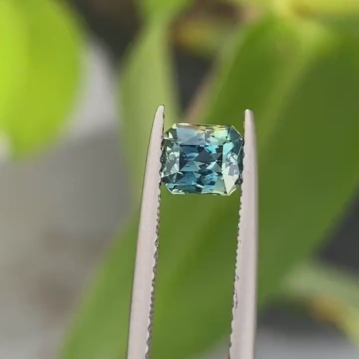 1,11 Karat blaugrüner Saphir im Radiantschliff, 5,9 mm x 4,8 mm x 4,0 mm