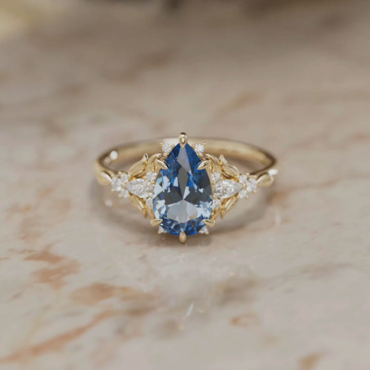 Sininen safiirisormus kihlasormukseksi: Siriwen päärynäleikkaus safiirikukkasormus luonnon inspiroima (vain sormuksen runko)