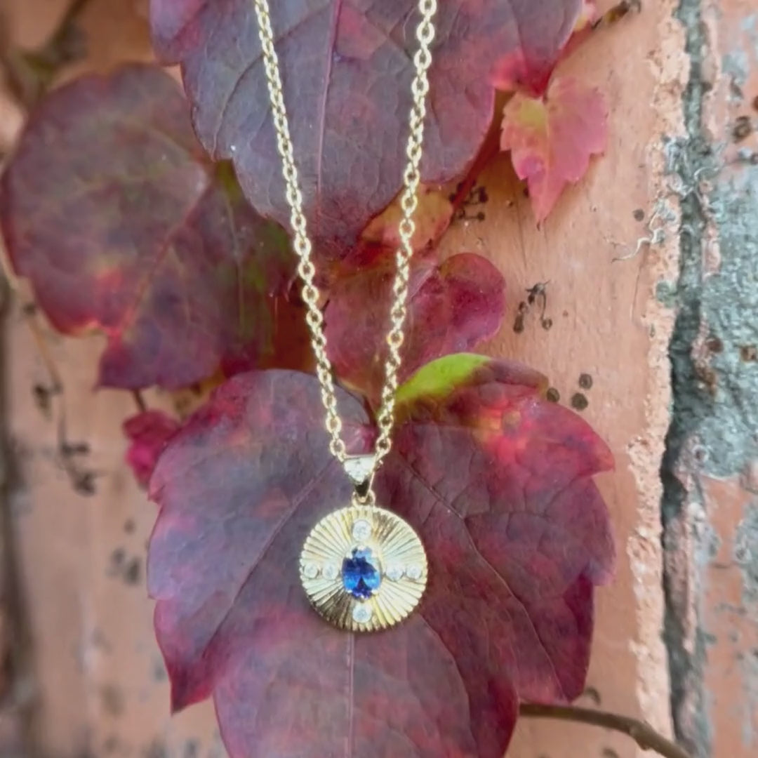 Penjoll de moneda estriada Damona amb safir blau i diamants de laboratori