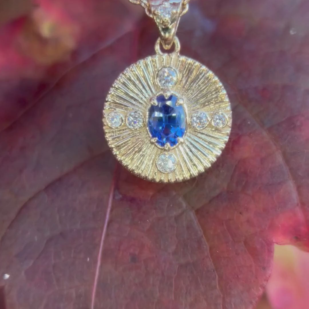 Penjoll de moneda estriada Damona amb safir blau i diamants de laboratori