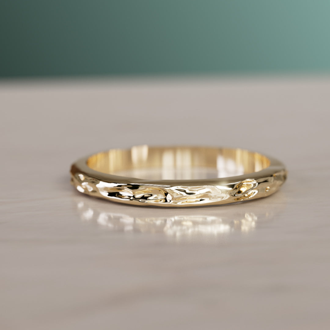 Тесен ръчно изсечен пръстен Rio с вдъхновение от природата, разтопена текстура, 2 мм ширина