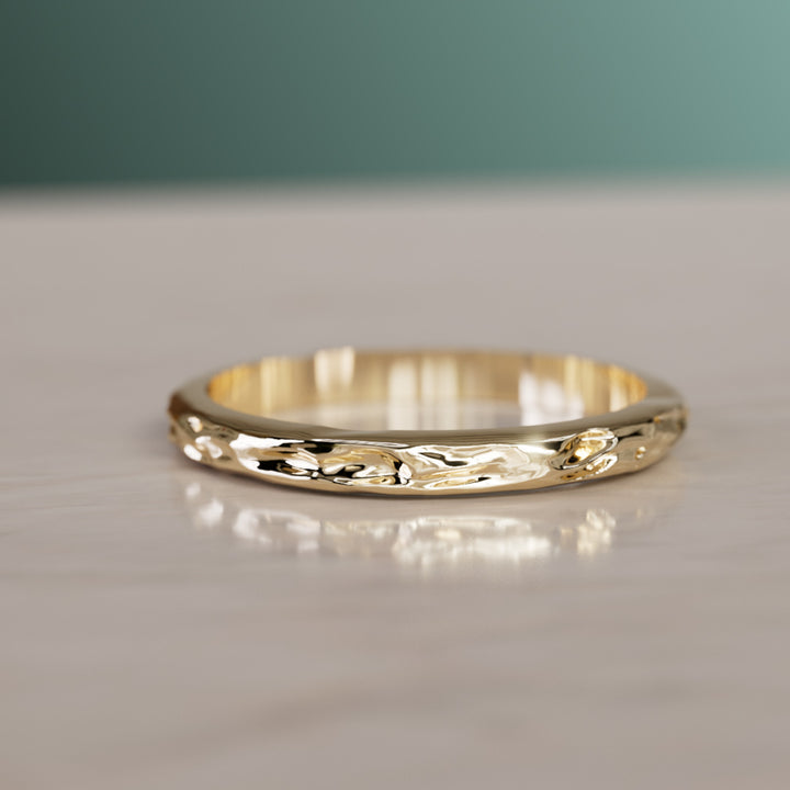 Тесен ръчно изсечен пръстен Rio с вдъхновение от природата, разтопена текстура, 2 мм ширина