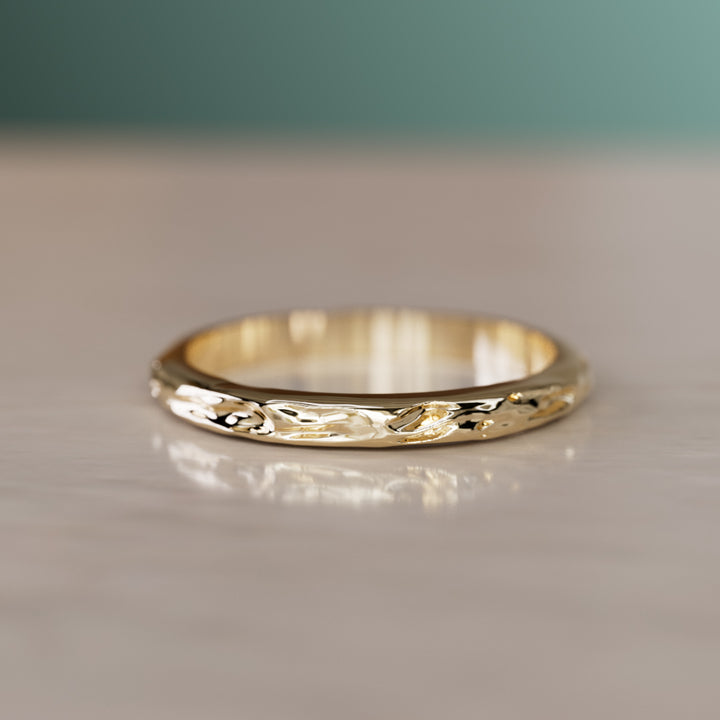 Тесен ръчно изсечен пръстен Rio с вдъхновение от природата, разтопена текстура, 2 мм ширина