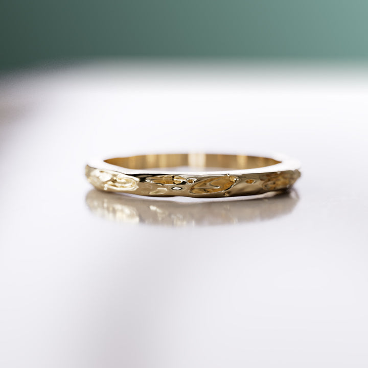 Тесен ръчно изсечен пръстен Rio с вдъхновение от природата, разтопена текстура, 2 мм ширина