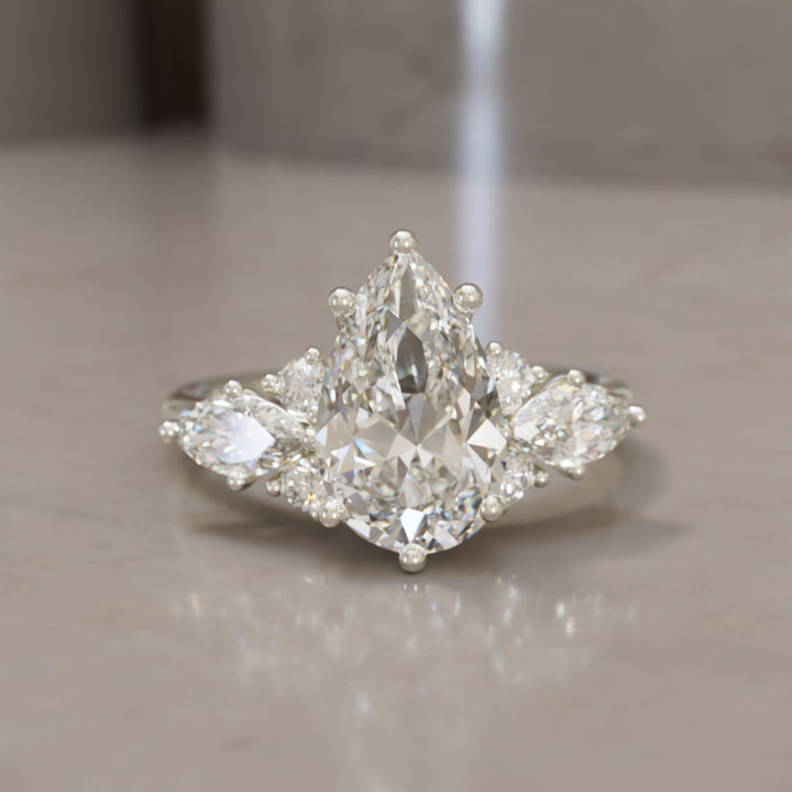 Anello di fidanzamento vintage unico Serena Pear Lab Diamond (solo montatura)