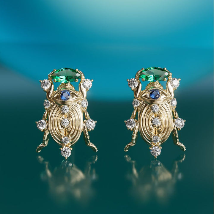 Treasure Beetle unikt surrealistisk ørering med blå safir og smaragd