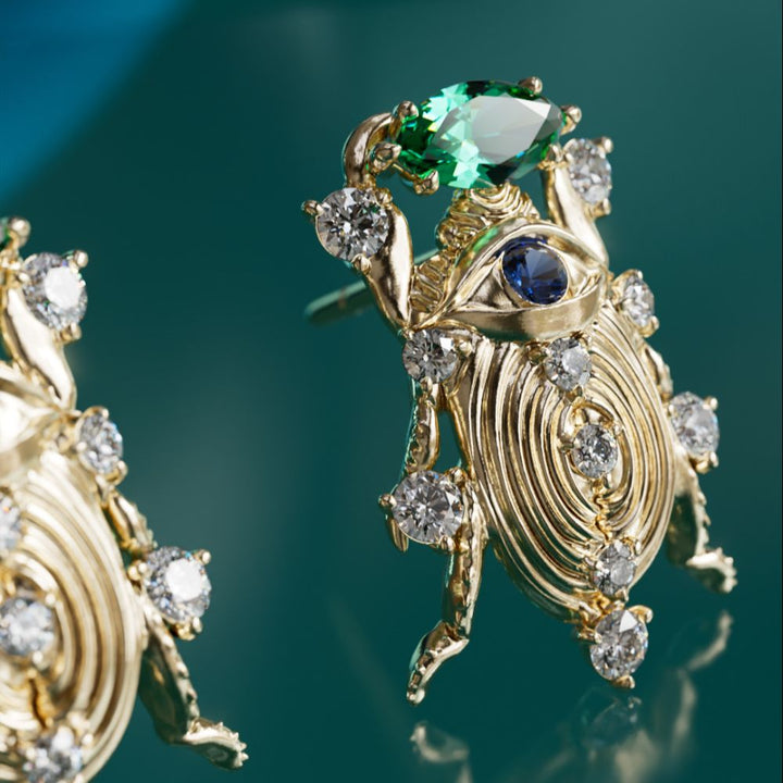 Treasure Beetle unikt surrealistisk ørering med blå safir og smaragd