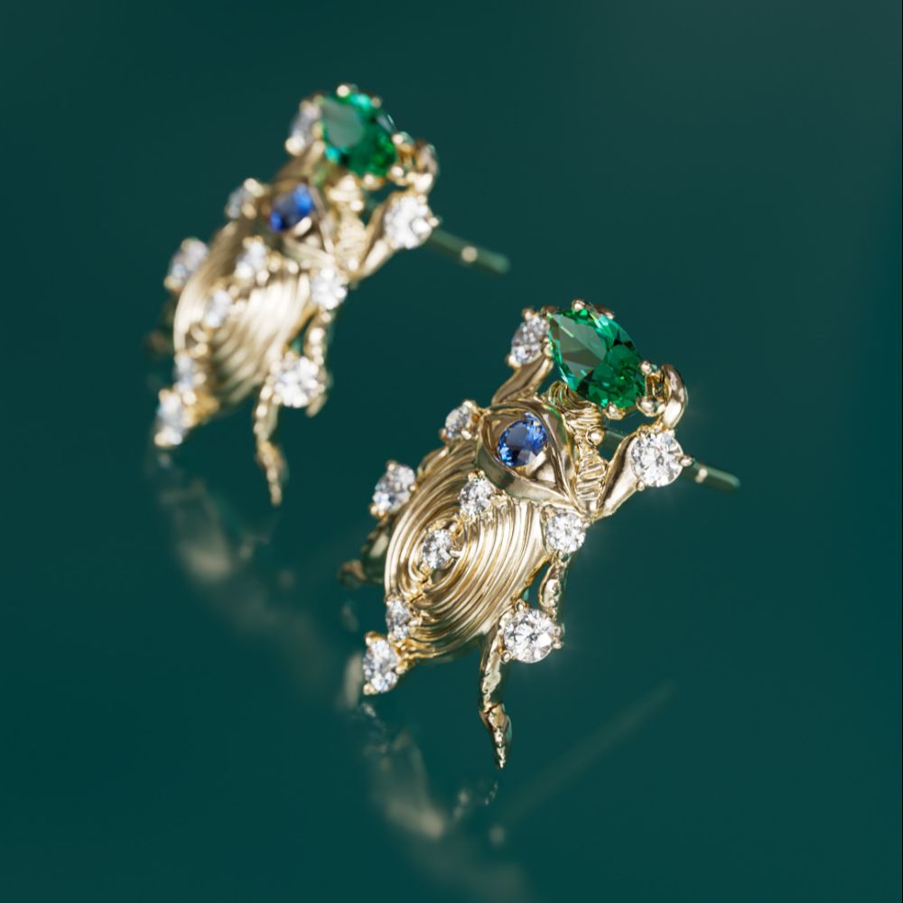 Treasure Beetle unikt surrealistisk ørering med blå safir og smaragd
