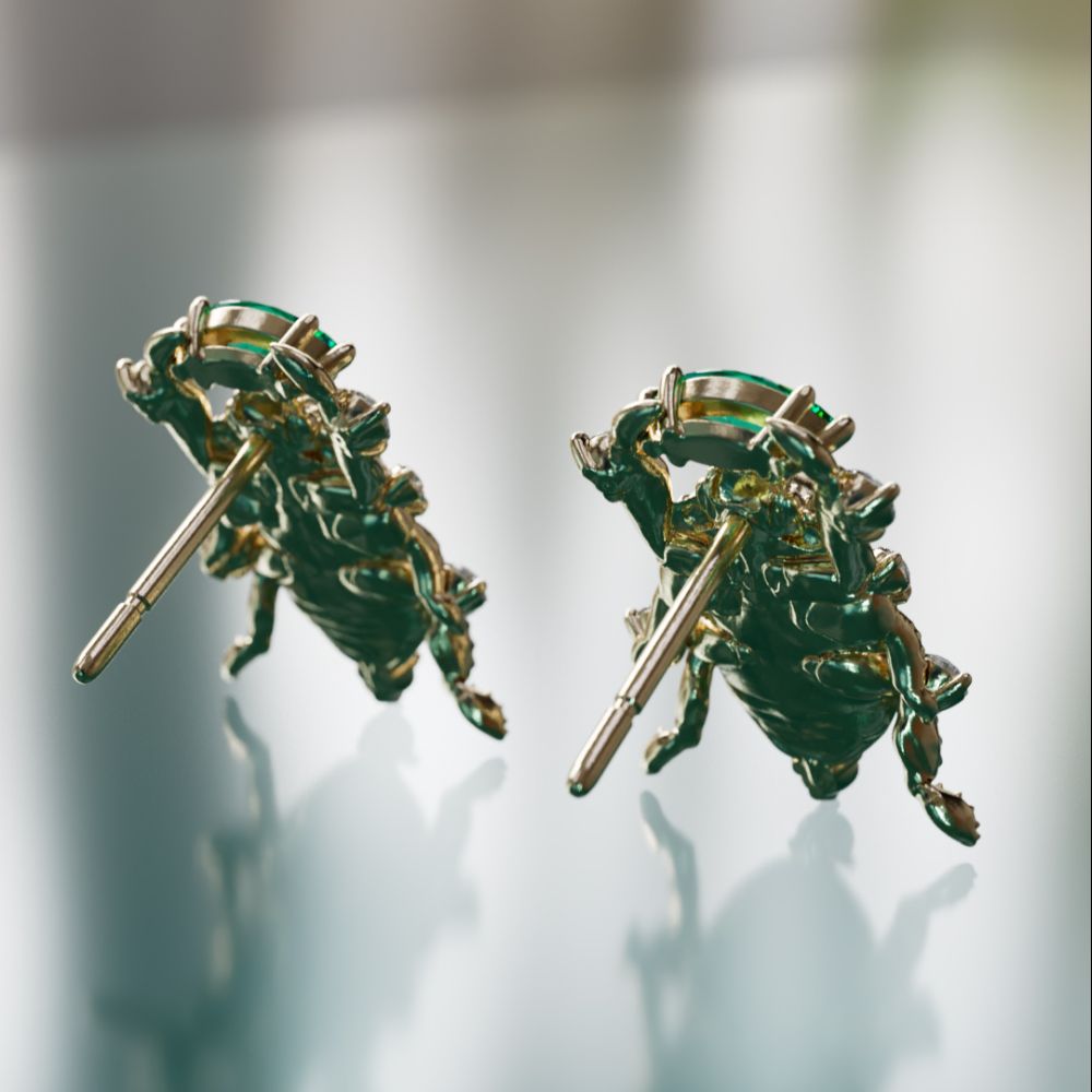 Treasure Beetle unikt surrealistisk ørering med blå safir og smaragd