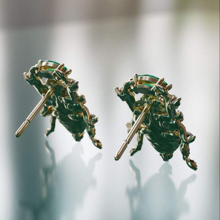 Treasure Beetle unikt surrealistisk ørering med blå safir og smaragd