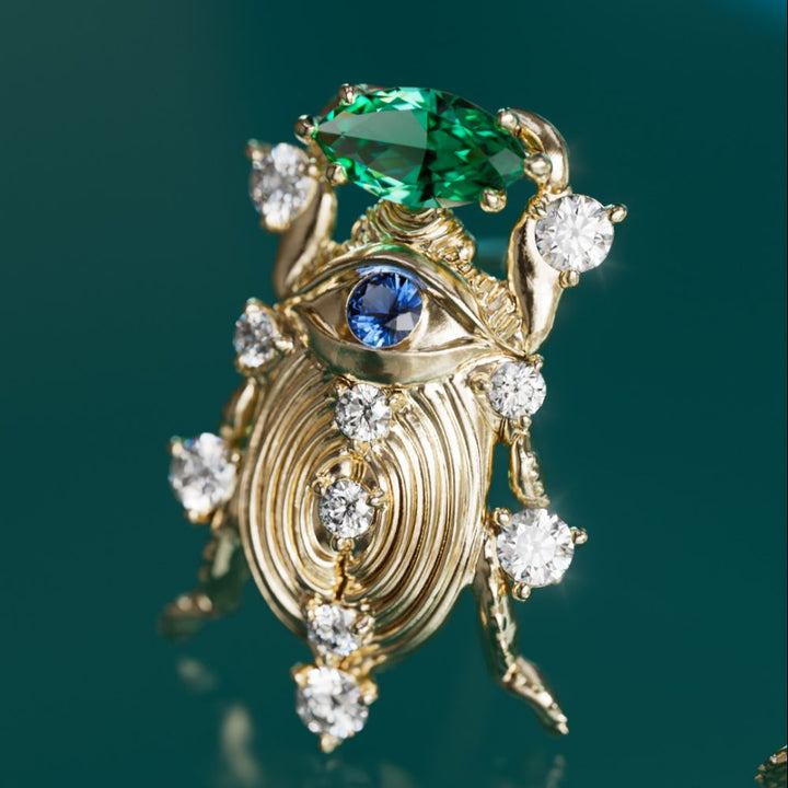 Treasure Beetle unikt surrealistisk ørering med blå safir og smaragd