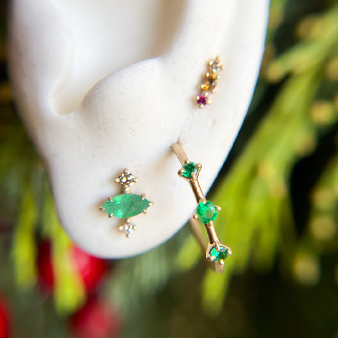 Boucles d'oreilles en forme de feuille de CZ vertes délicates, plaquées Boucles d'oreilles en forme de feuille de CZ vertes délicates, plaquées