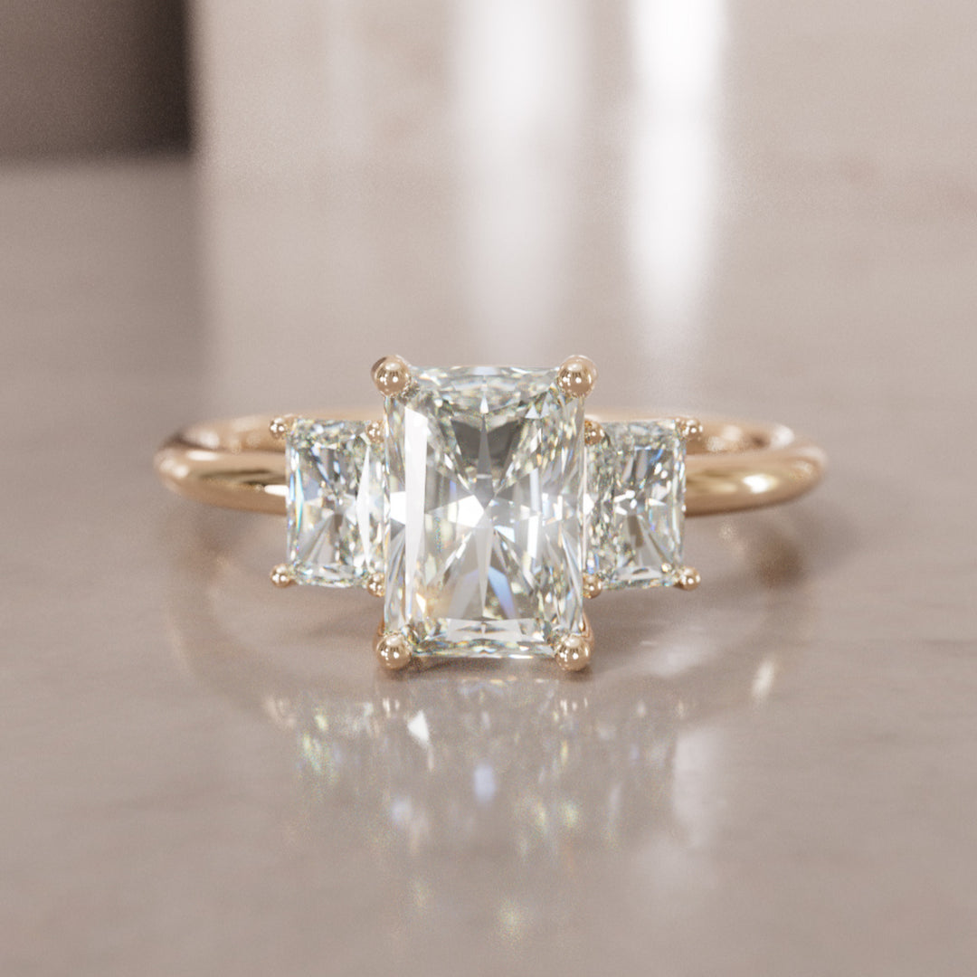 Valeria Einzigartiger Strahlender Schliff Labor-Diamant Drei-Stein Verlobungsring (Nur Fassung)