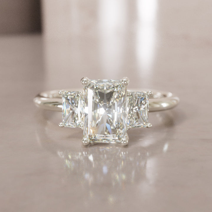 Valeria Einzigartiger Strahlender Schliff Labor-Diamant Drei-Stein Verlobungsring (Nur Fassung)